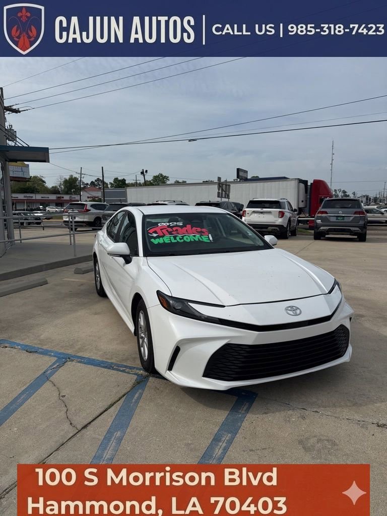 Used 2025 Toyota Camry LE FWD image 3