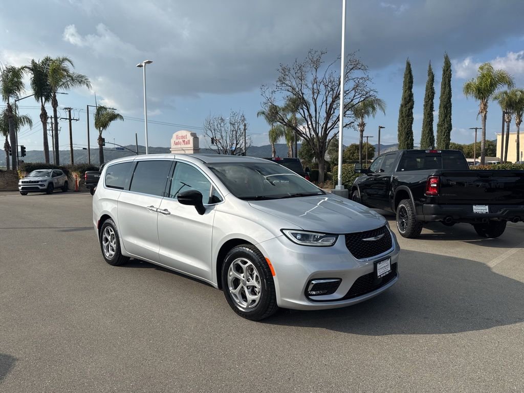 Used 2024 Chrysler Pacifica Limited image 2