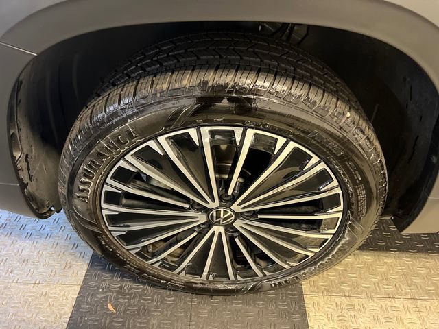 Certified 2025 Volkswagen Taos SE image 8
