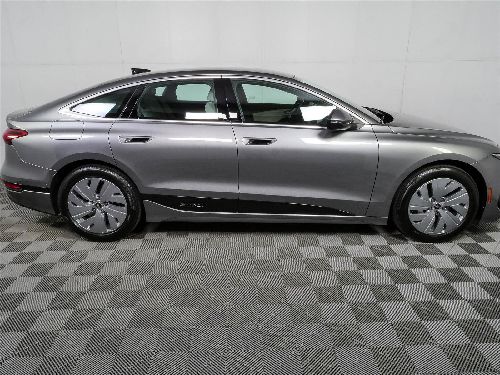 Used 2025 Audi A6 e-tron Premium w/ Ultra Package RWD image 2