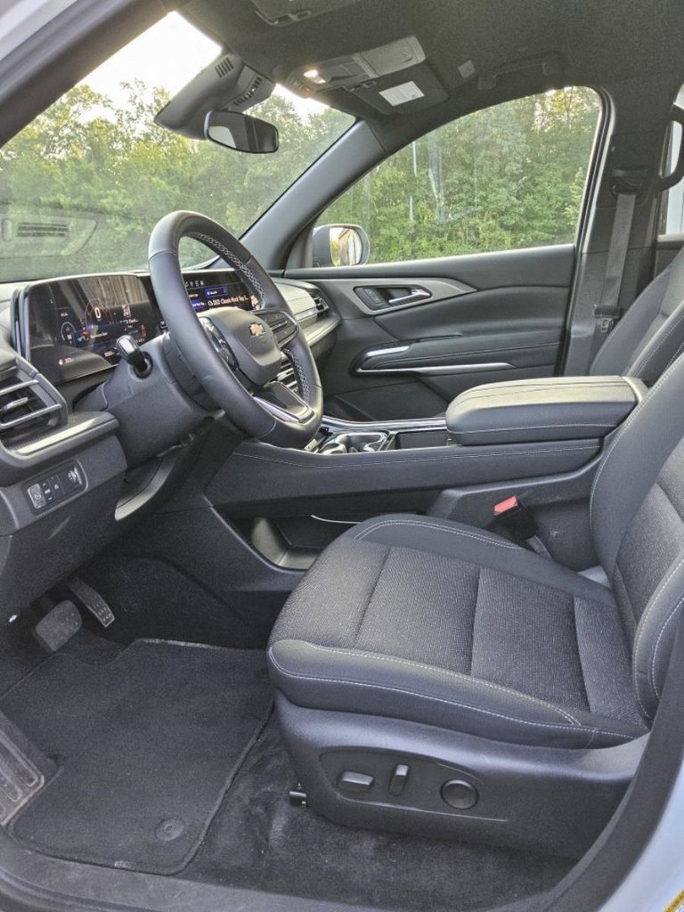 Used 2025 Chevrolet Traverse LT image 10