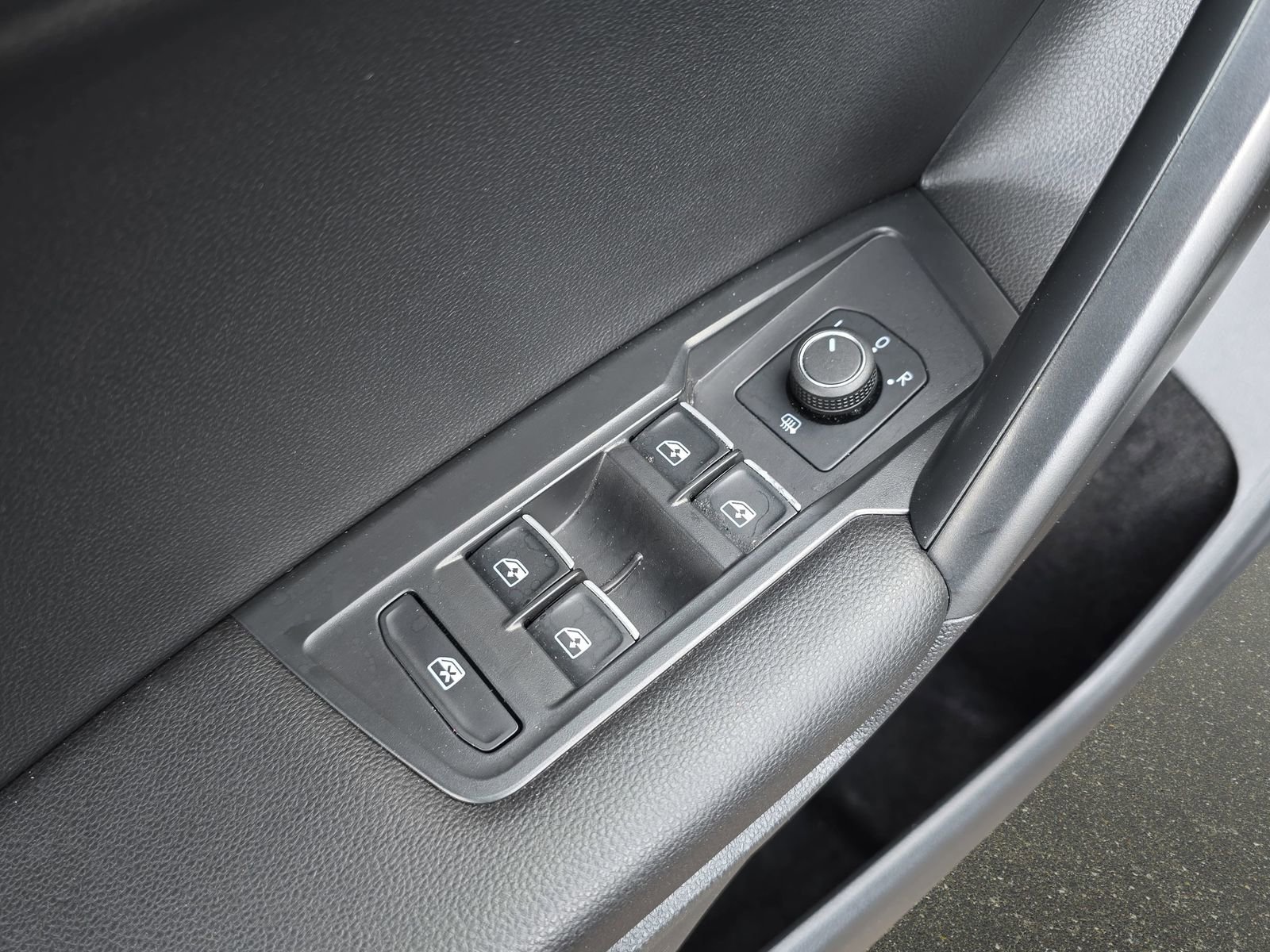 Used 2021 Volkswagen Tiguan SE R-Line image 29