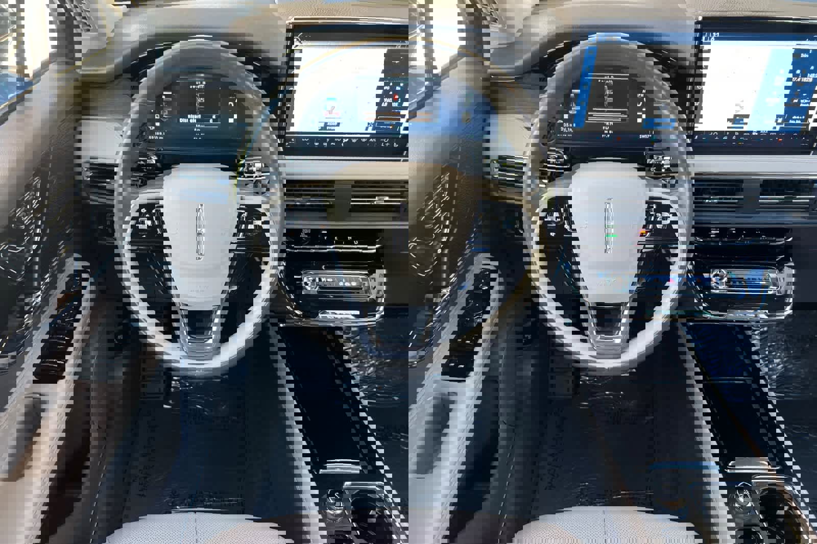 Used 2023 Lincoln Corsair Reserve w/ Equipment Group 201A image 15