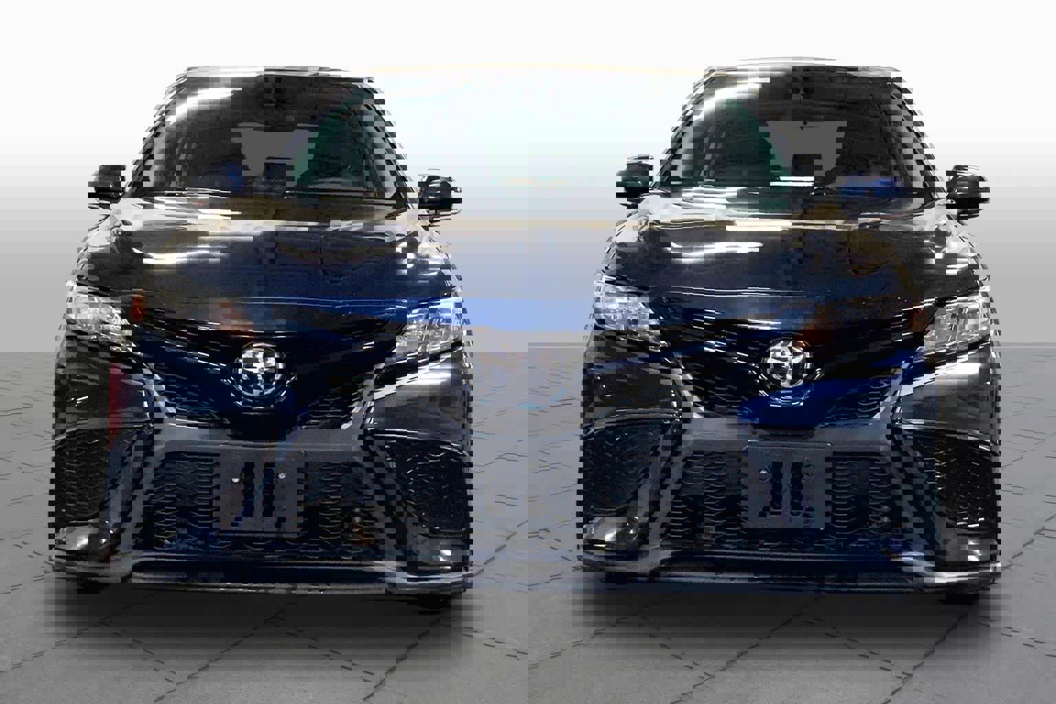 Used 2021 Toyota Camry SE w/ Cold Weather Package FWD image 4