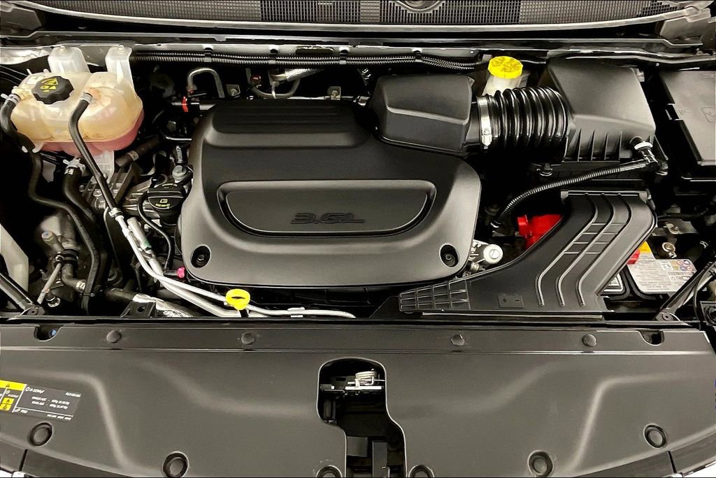 Used 2024 Chrysler Pacifica Touring-L image 13