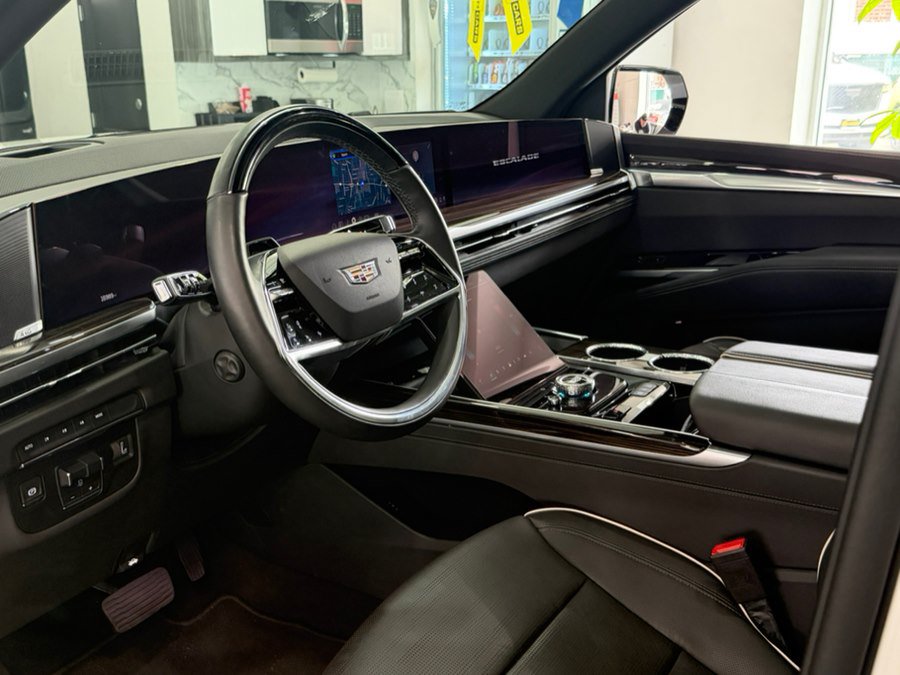 Used 2025 Cadillac Escalade Premium Luxury AWD/4WD image 13