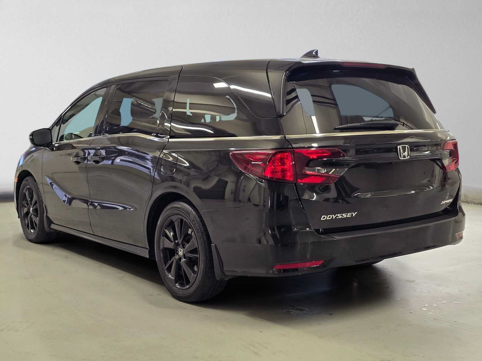 Used 2023 Honda Odyssey Sport image 3