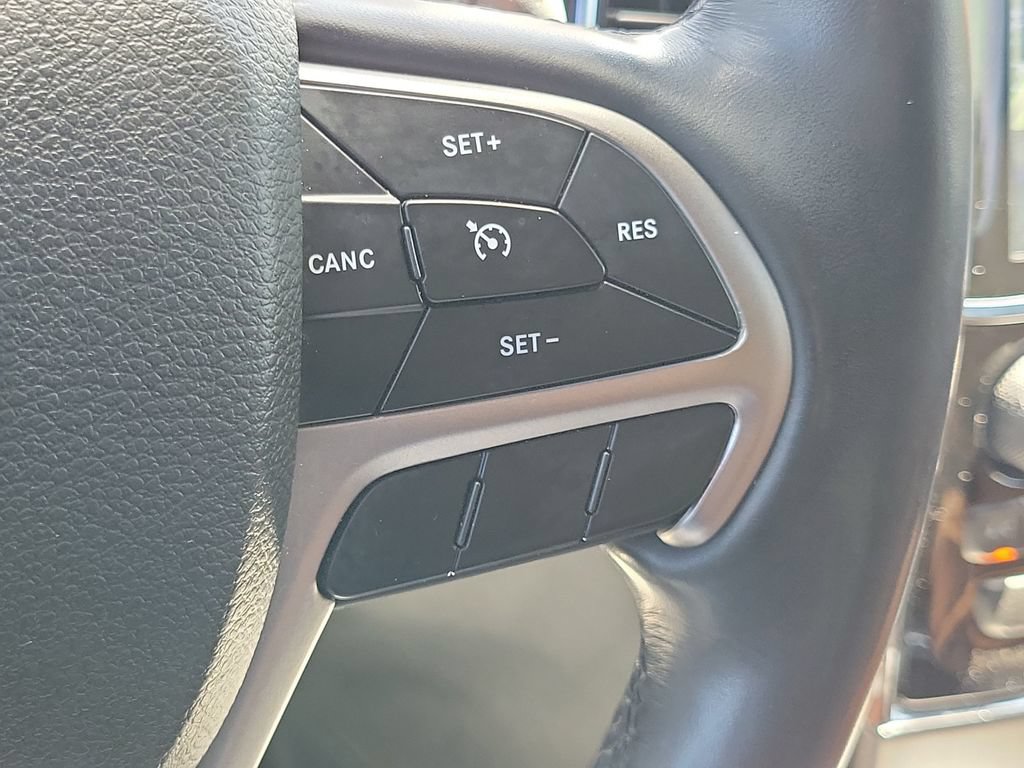 Used 2020 Jeep Grand Cherokee Overland AWD/4WD image 33