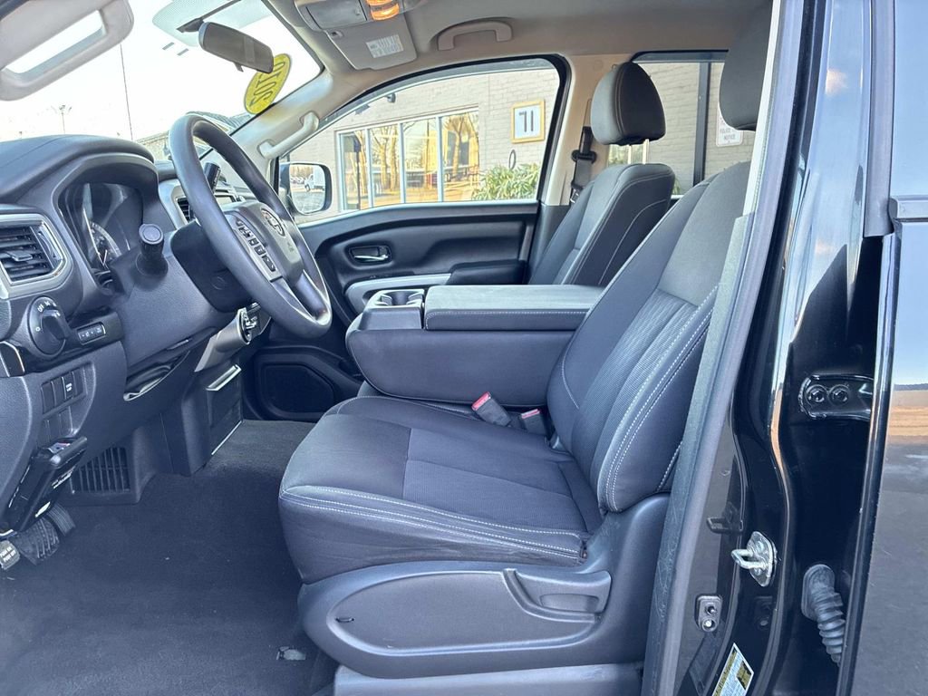 Used 2019 Nissan Titan SV image 21
