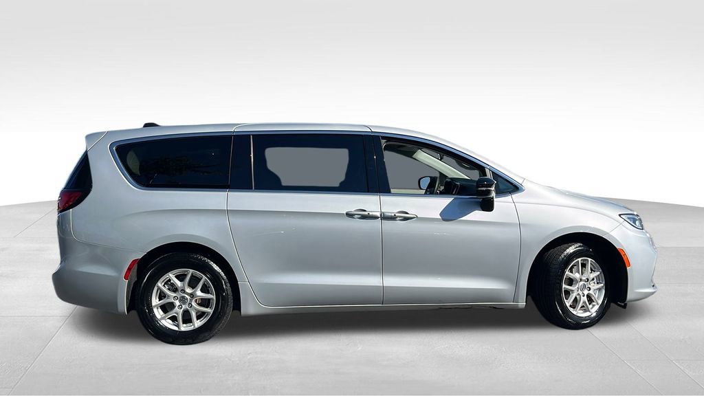Used 2024 Chrysler Pacifica Touring-L image 2