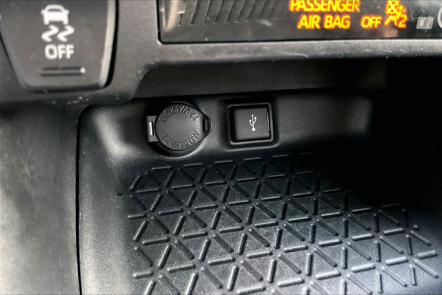 Used 2021 Toyota RAV4 XLE image 32