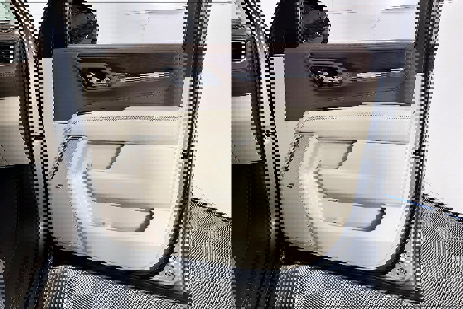 Used 2023 GMC Yukon XL Denali w/ Denali Reserve Package image 21