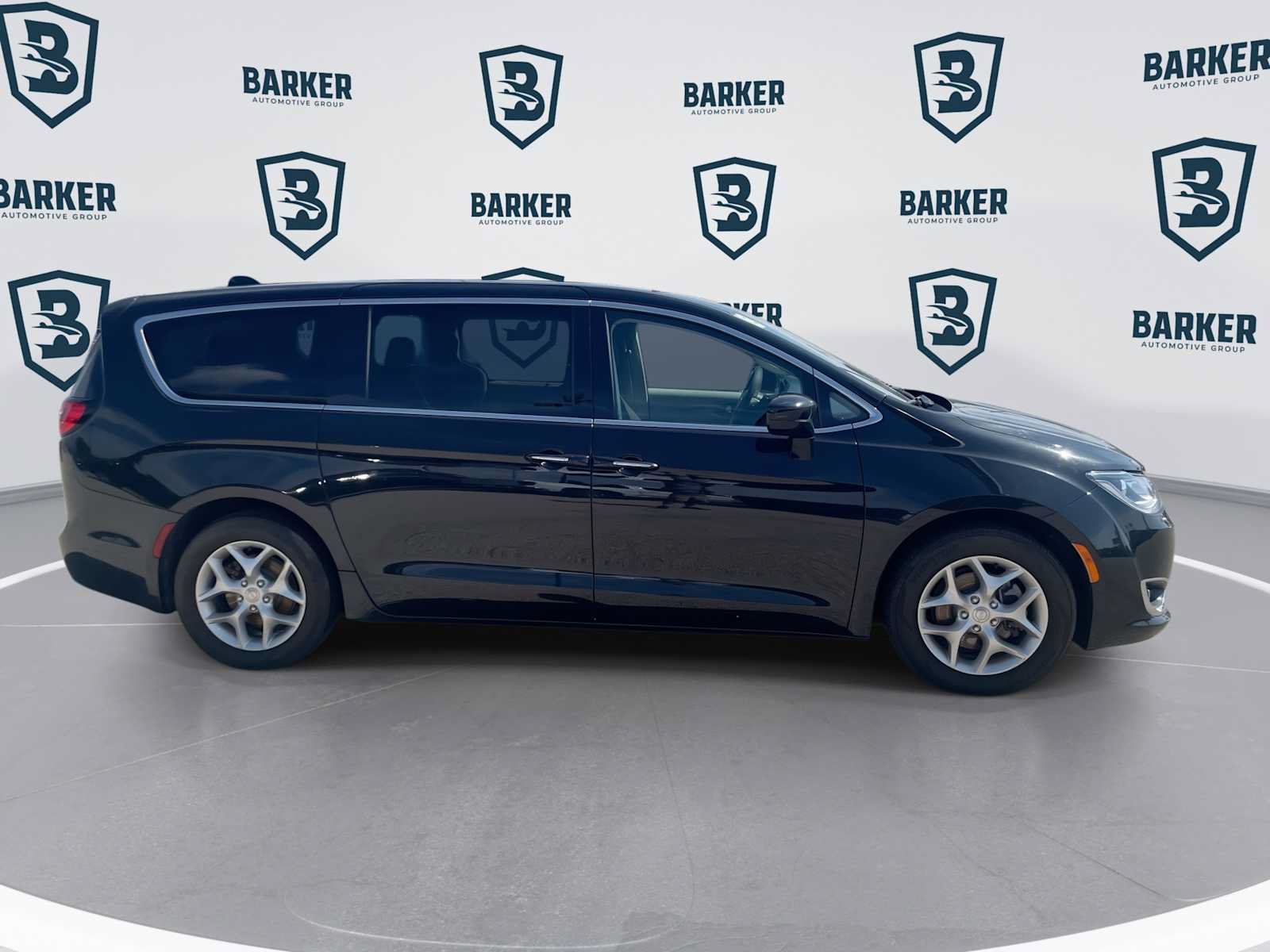 Used 2018 Chrysler Pacifica Touring Plus w/ Tire & Wheel Group FWD image 10