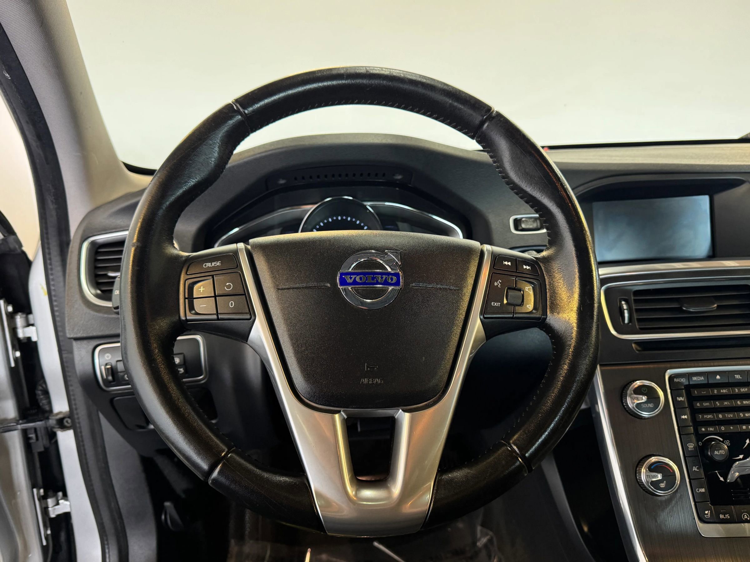 Used 2016 Volvo V60 T5 Premier w/ Convenience Package image 16