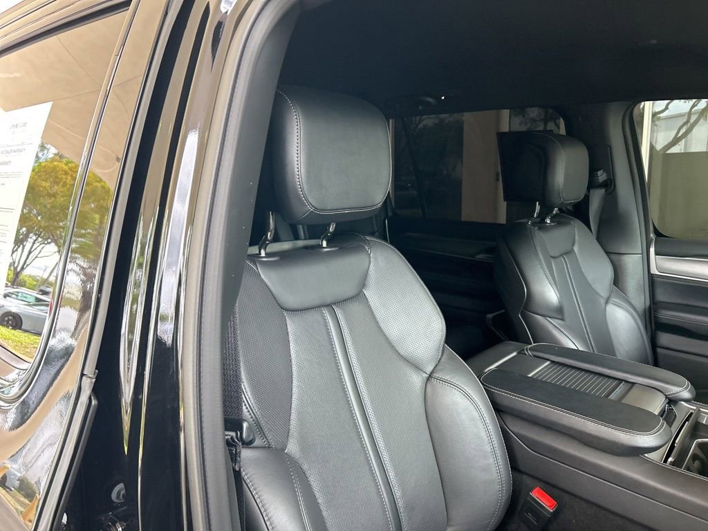 Used 2025 Jeep Wagoneer L Series II image 20