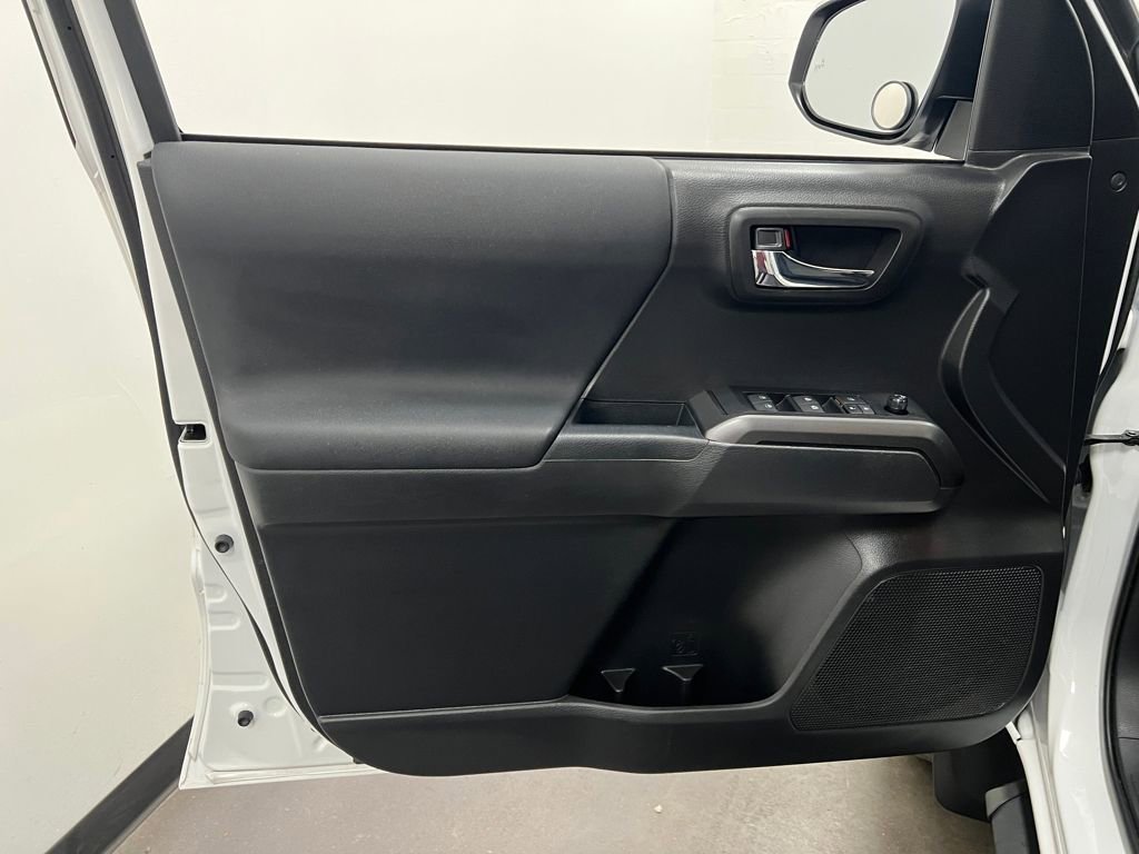 Used 2022 Toyota Tacoma TRD Sport w/ Technology Package image 12