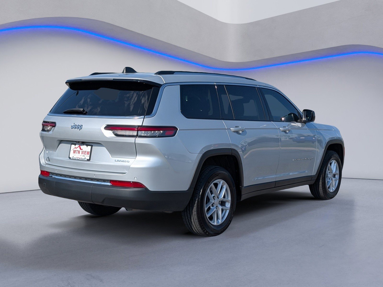 Used 2023 Jeep Grand Cherokee L Laredo RWD image 9