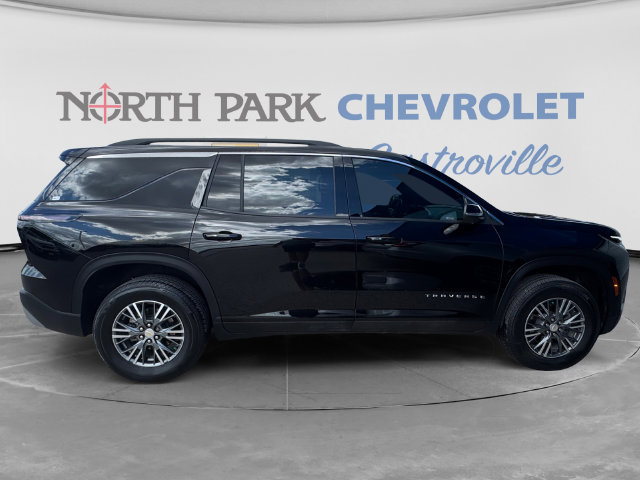 Used 2024 Chevrolet Traverse LT w/ Trailering Package FWD image 2