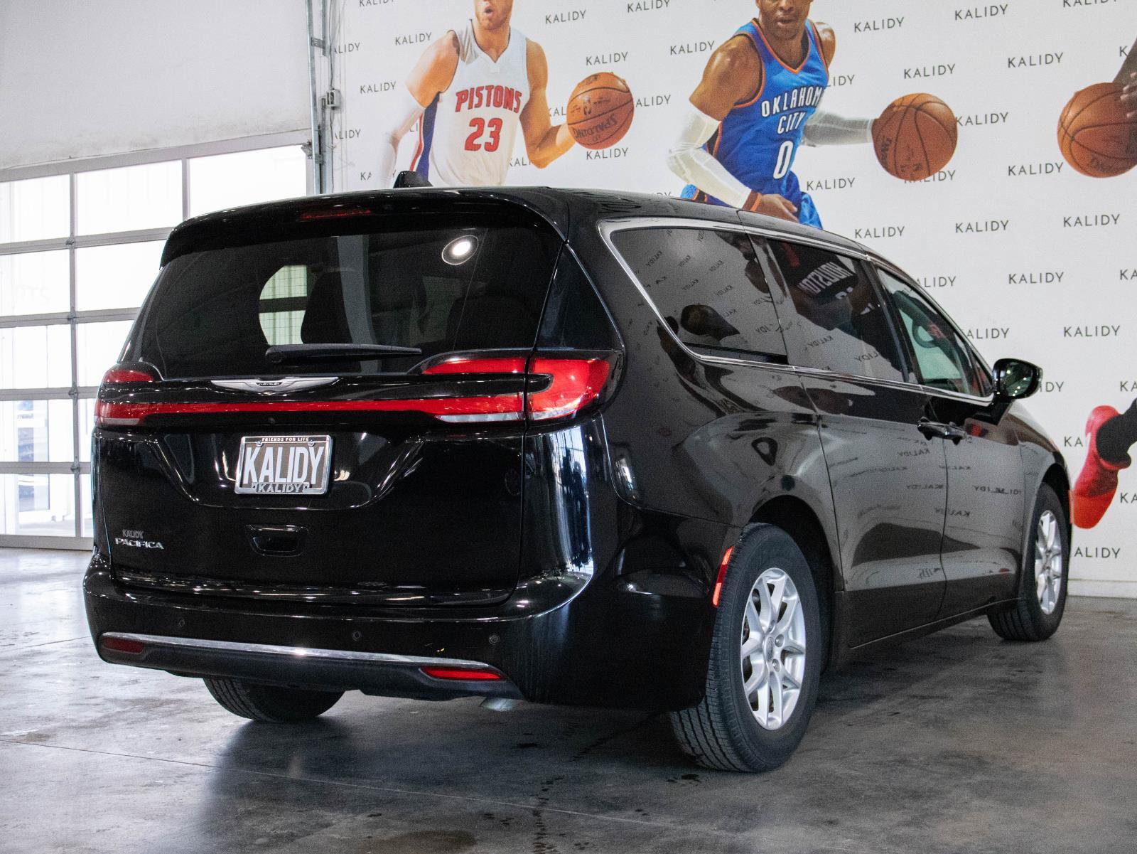 Used 2024 Chrysler Pacifica Touring-L FWD image 24