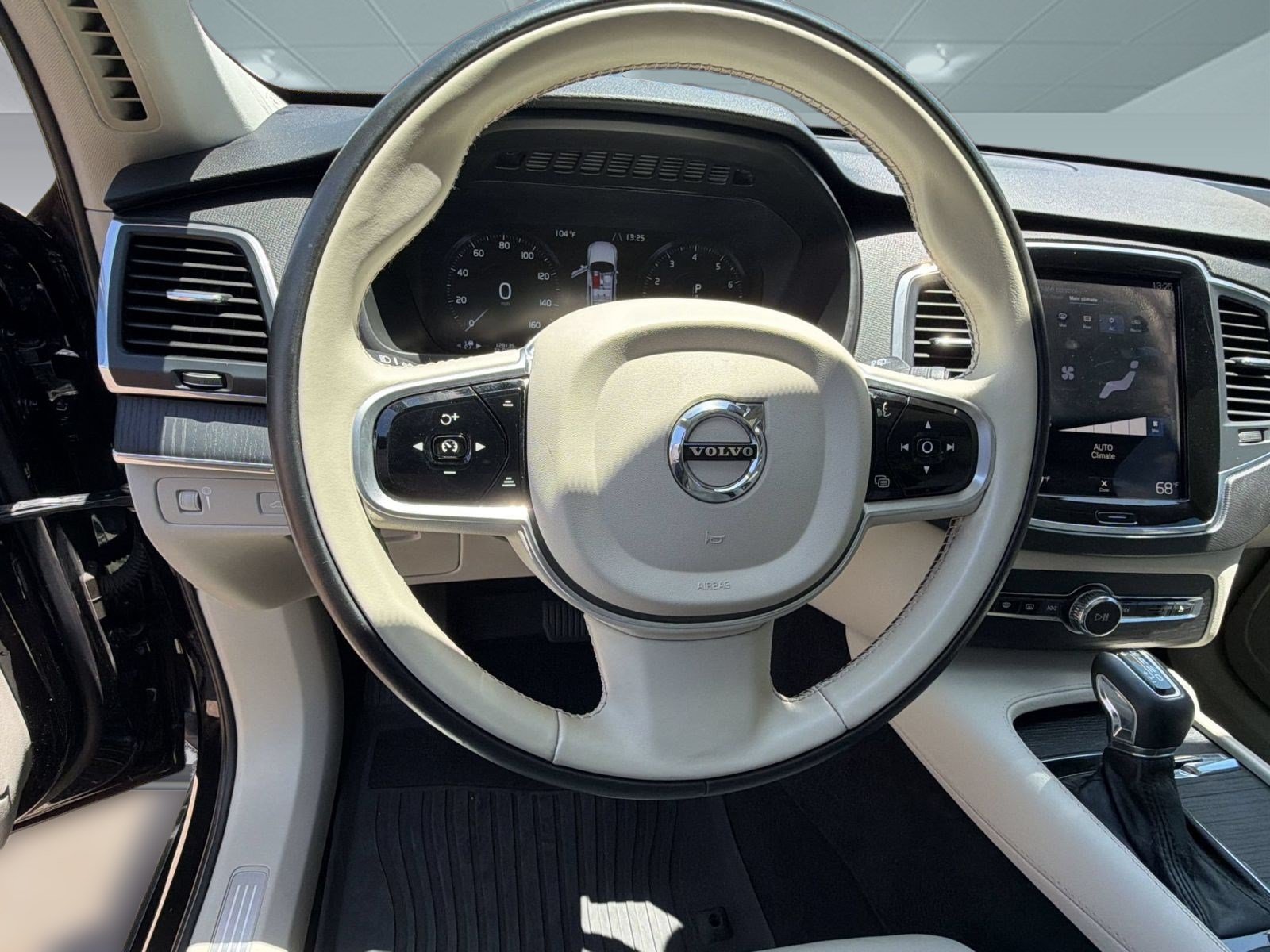 Used 2020 Volvo XC90 T5 Momentum w/ Protection Package Premier FWD image 10