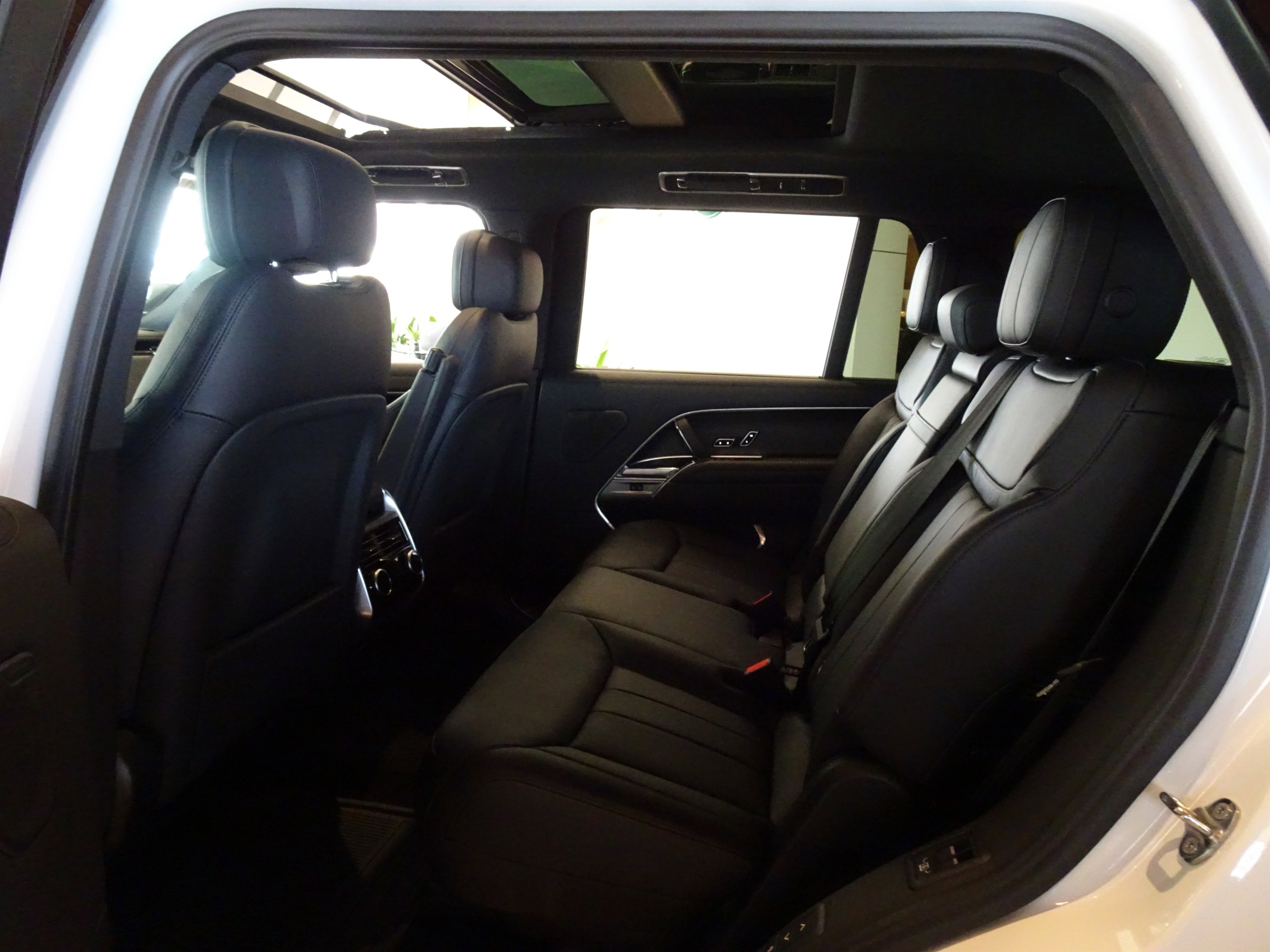New 2025 Land Rover Range Rover Long Wheelbase SE image 22