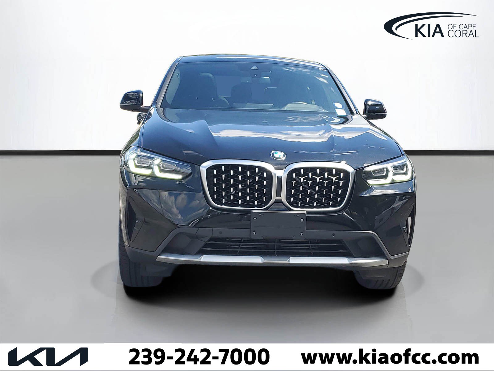 Used 2025 BMW X4 xDrive30i AWD/4WD image 2