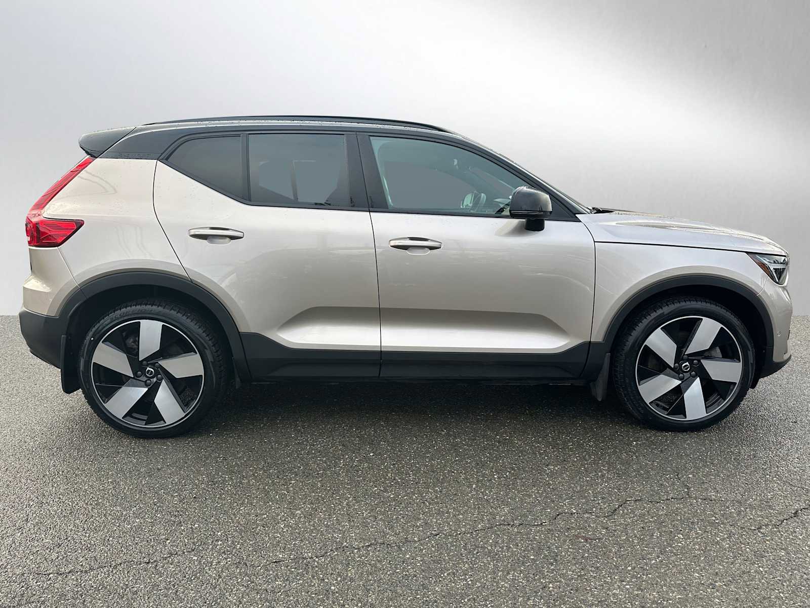 Certified 2023 Volvo XC40 Recharge Ultimate w/ Protection Package Premier image 2