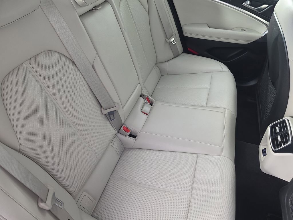 Used 2025 Genesis G70 2.5T image 31