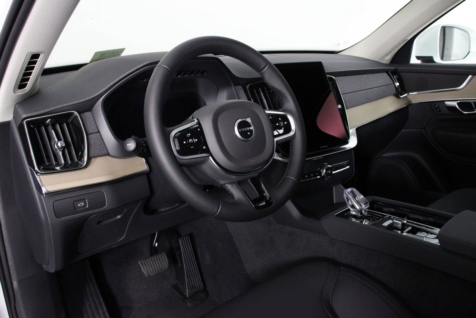 New 2025 Volvo XC90 B6 Core w/ Protection Package Premier AWD/4WD image 8