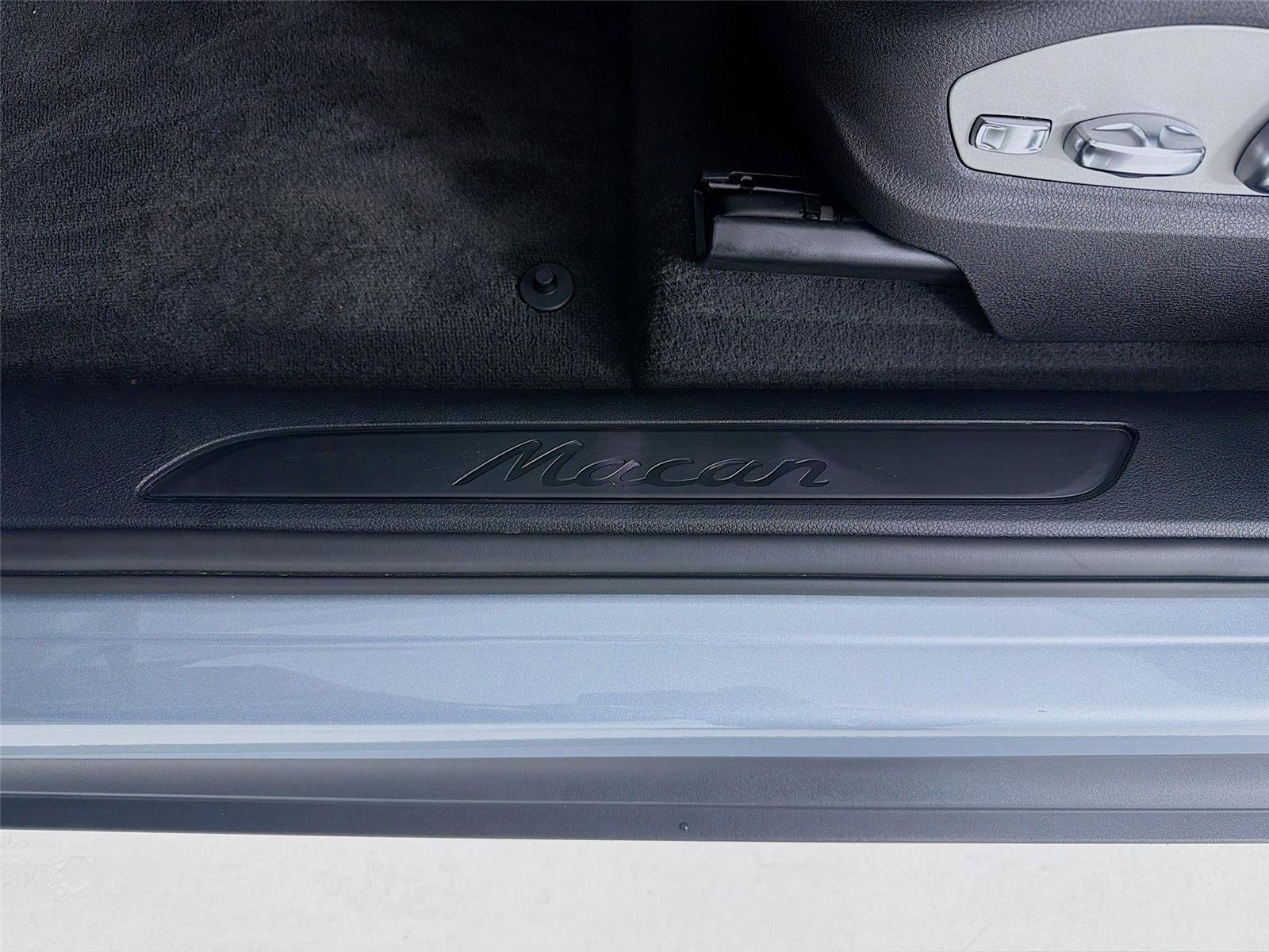 Certified 2026 Porsche Macan AWD/4WD image 10