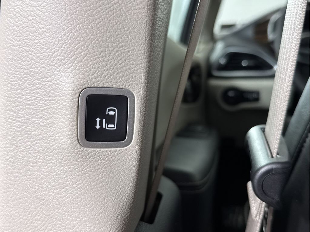 Used 2023 Chrysler Pacifica Limited FWD image 23