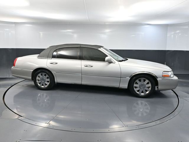 Used 2004 Lincoln Town Car Ultimate RWD image 3