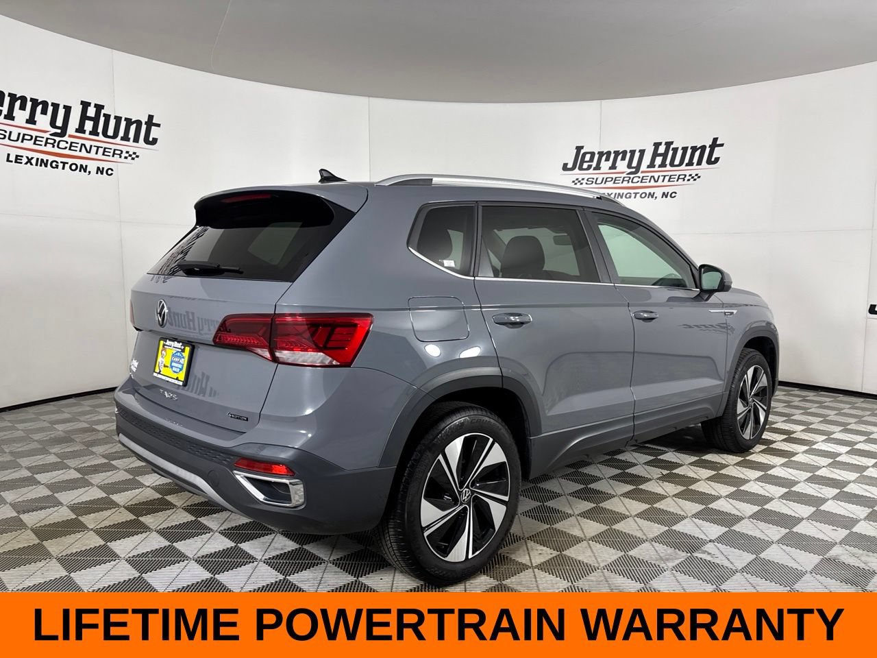 Used 2024 Volkswagen Taos SE w/ Panoramic Sunroof Package AWD/4WD image 6