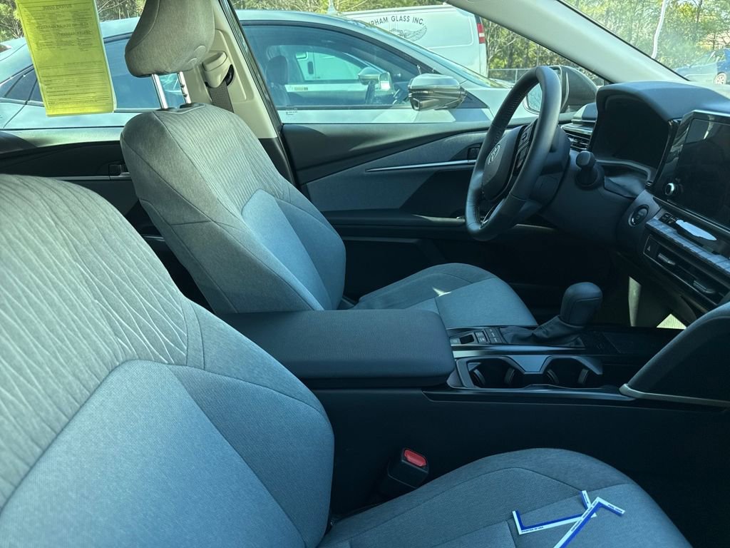 Used 2025 Toyota Camry LE image 10