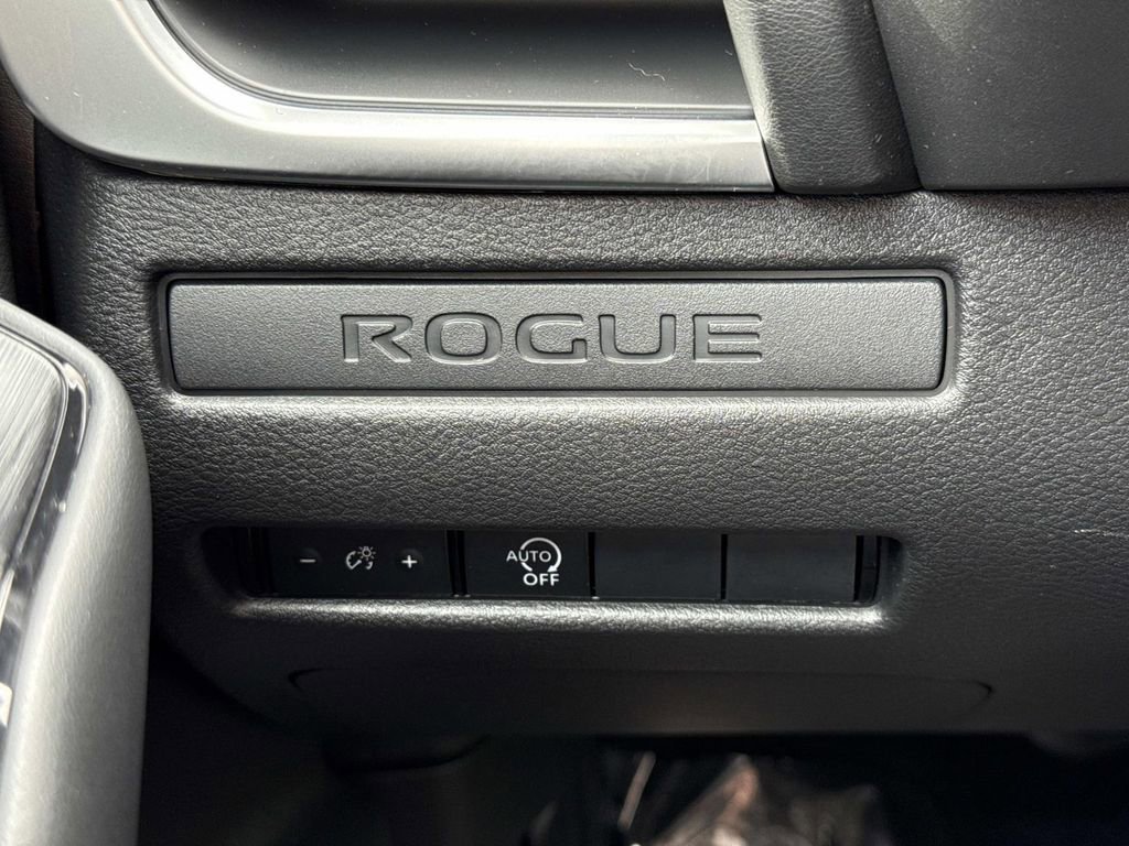 Used 2025 Nissan Rogue S AWD/4WD image 14