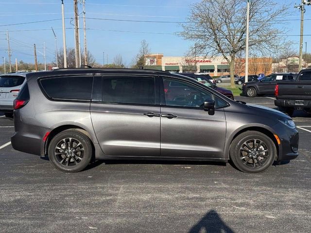 Used 2020 Chrysler Pacifica Touring-L AWD/4WD image 2