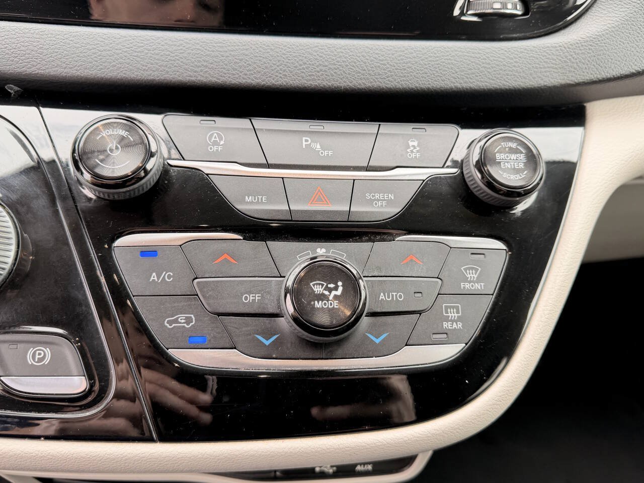Used 2018 Chrysler Pacifica Touring-L FWD image 20