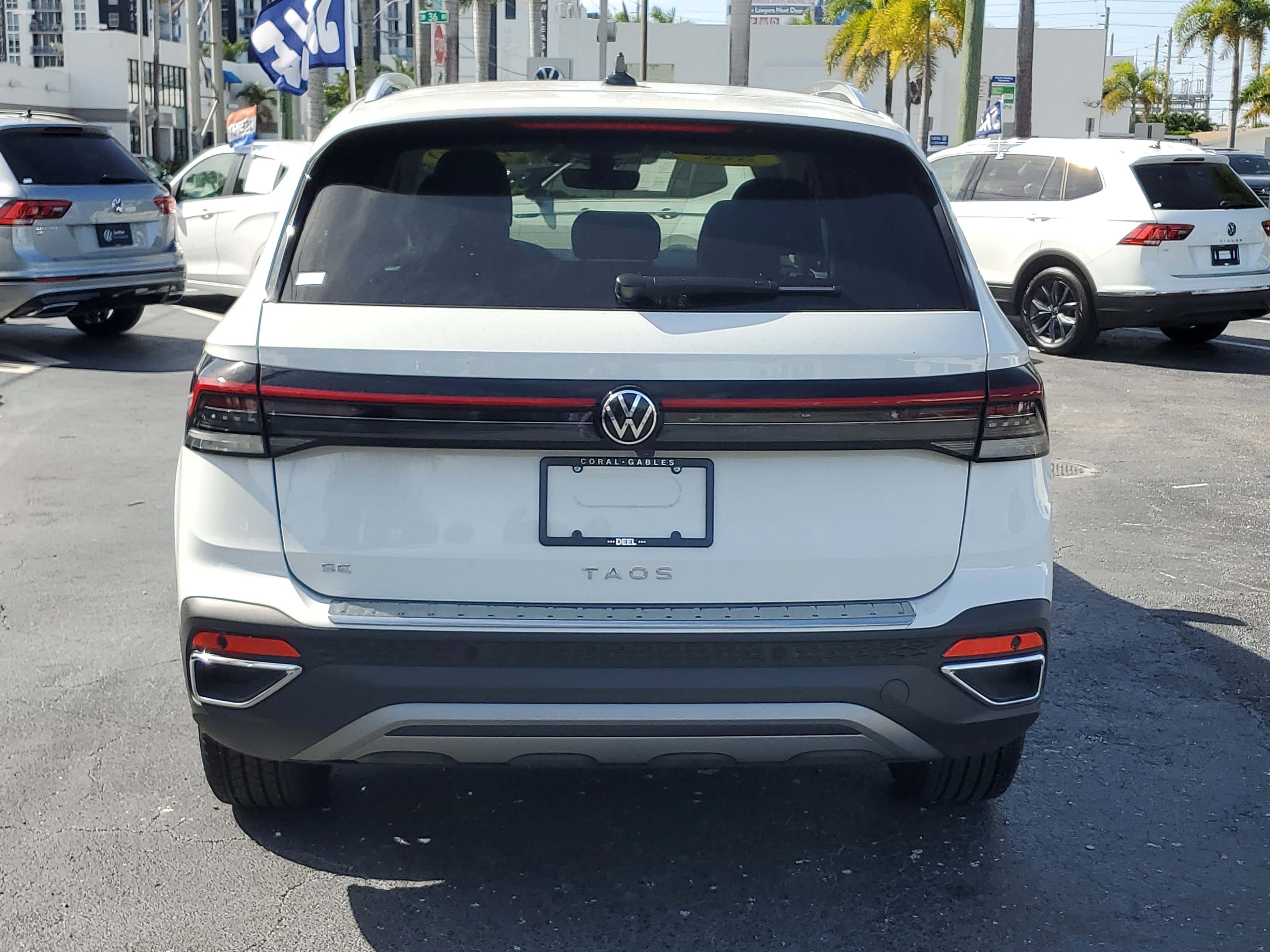 Used 2025 Volkswagen Taos SE image 4