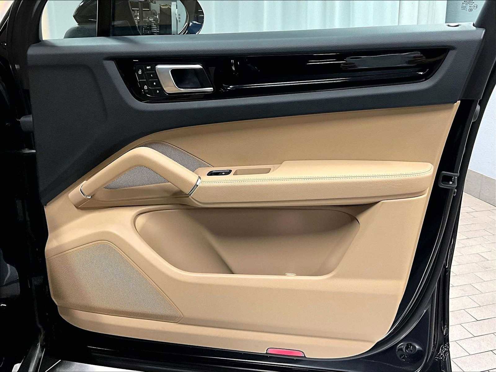 Used 2023 Porsche Cayenne image 29