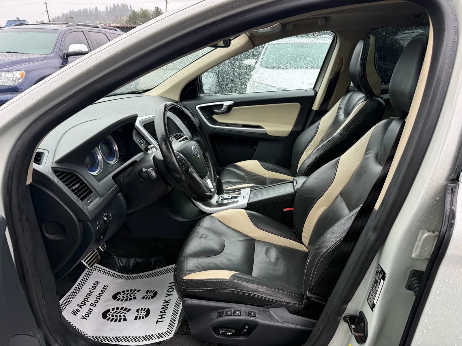 Used 2011 Volvo XC60 T6 R-Design w/ Convenience Pkg AWD/4WD image 10