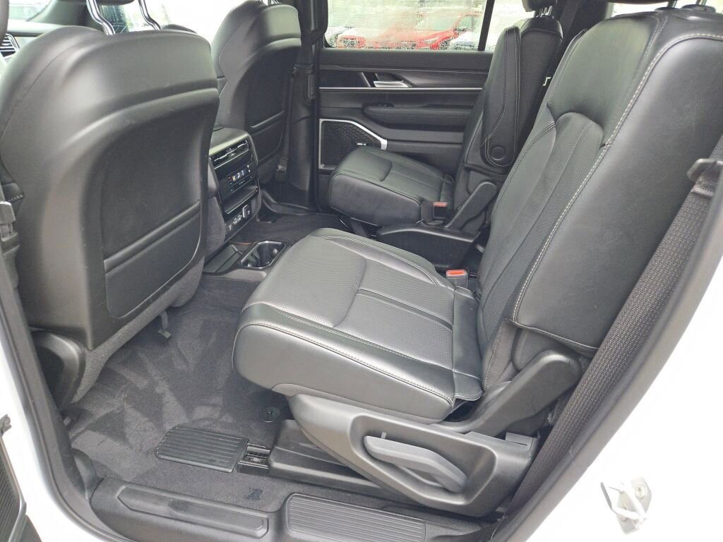 Used 2023 Jeep Wagoneer Series III w/ Preferred Equipment Group image 18