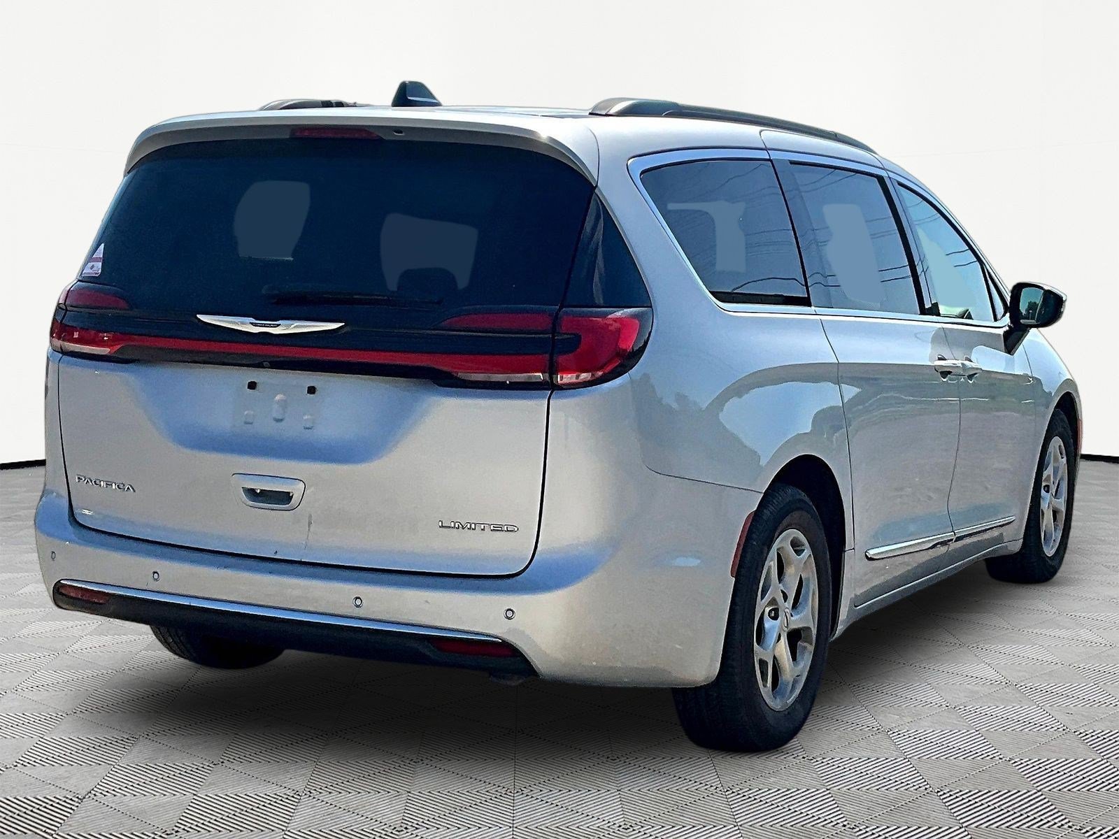 Used 2023 Chrysler Pacifica Limited FWD image 14