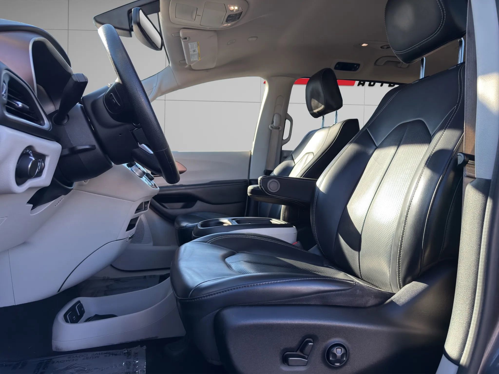 Used 2020 Chrysler Voyager Lxi image 13