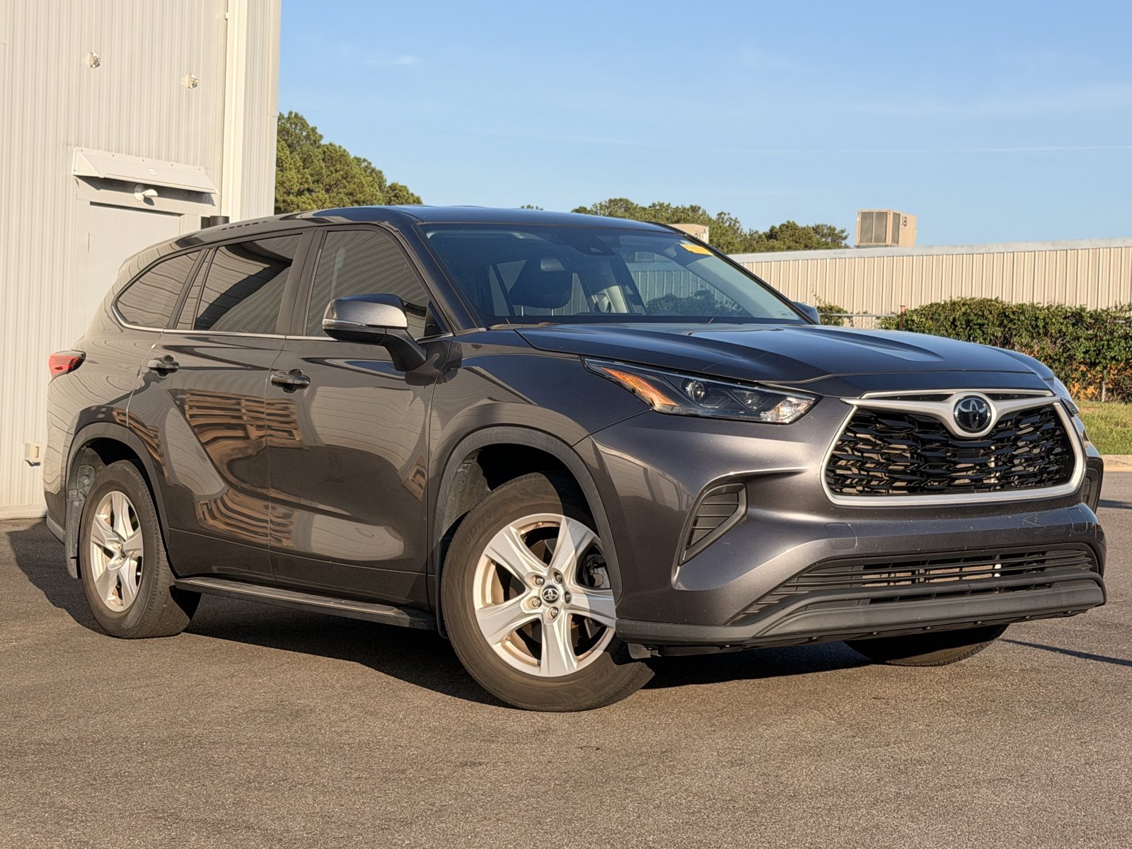 Used 2023 Toyota Highlander L AWD/4WD image 2