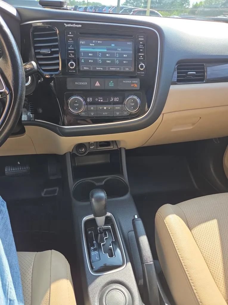 Used 2016 Mitsubishi Outlander SEL FWD image 17