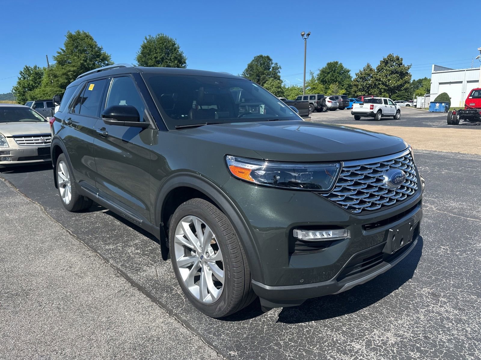 Used 2022 Ford Explorer Platinum w/ Technology Package AWD/4WD image 2
