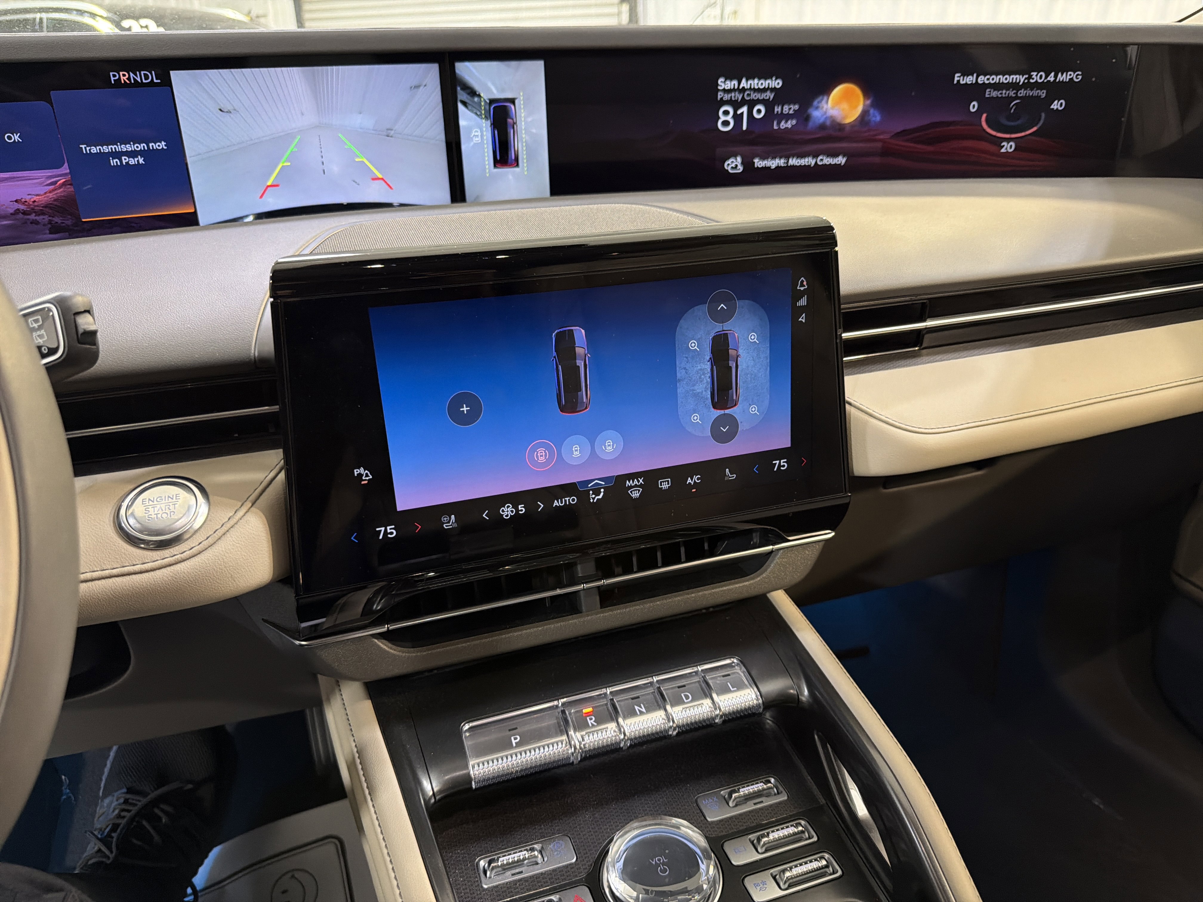 Used 2025 Lincoln Nautilus Premier image 18