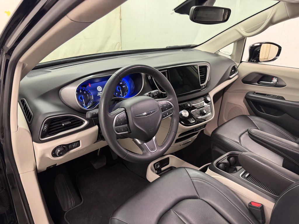 Used 2024 Chrysler Pacifica Touring-L FWD image 21