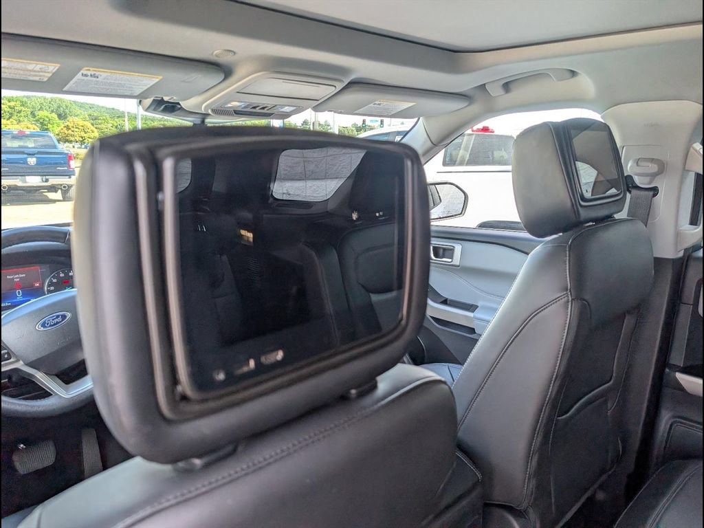 Used 2022 Ford Explorer XLT w/ Equipment Group 202A AWD/4WD image 16