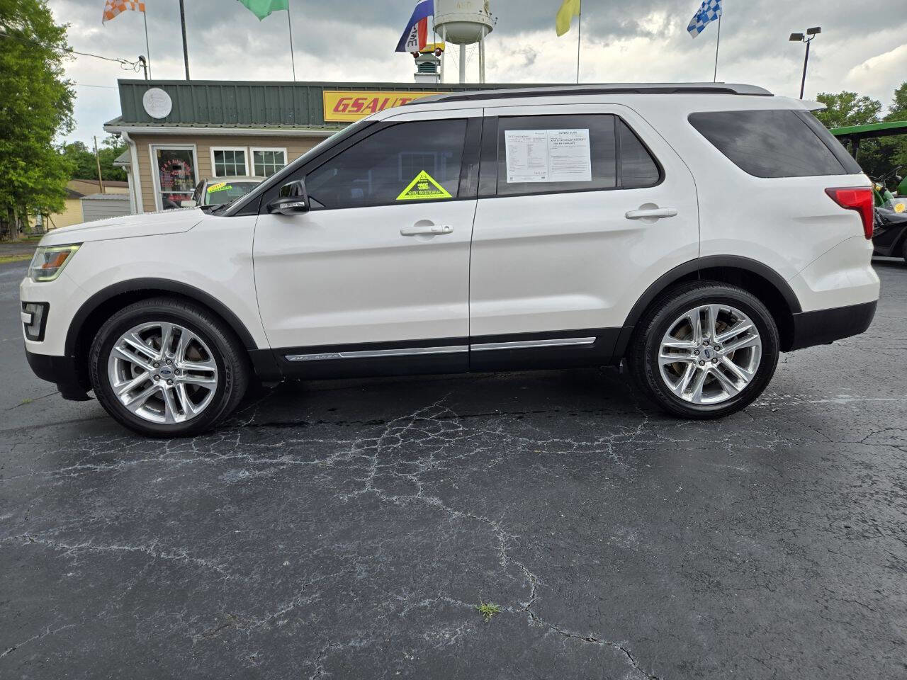 Used 2017 Ford Explorer XLT w/ Equipment Group 202A FWD image 3